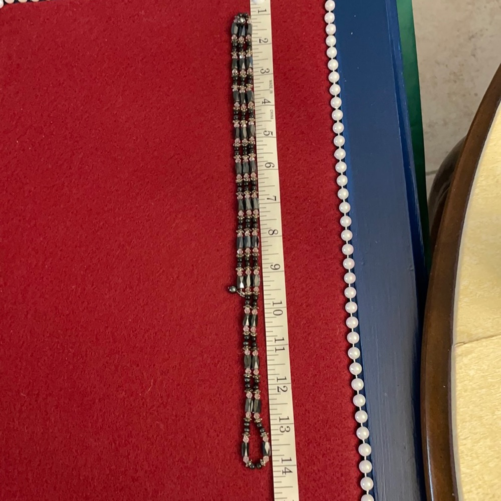 Magnetic beaded necklace/bracelet